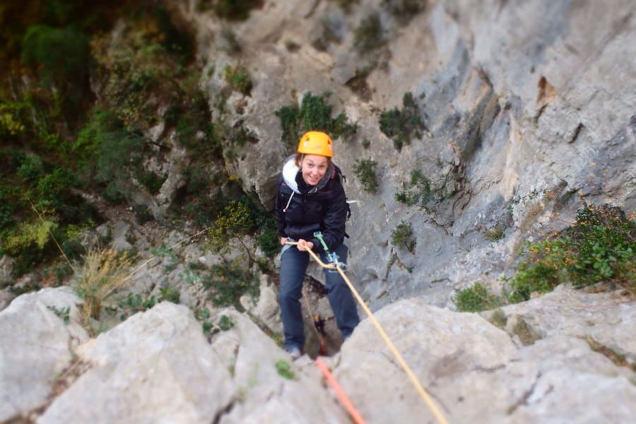 Descente en rappel dans un canyon sec en Aveyron près de Millau