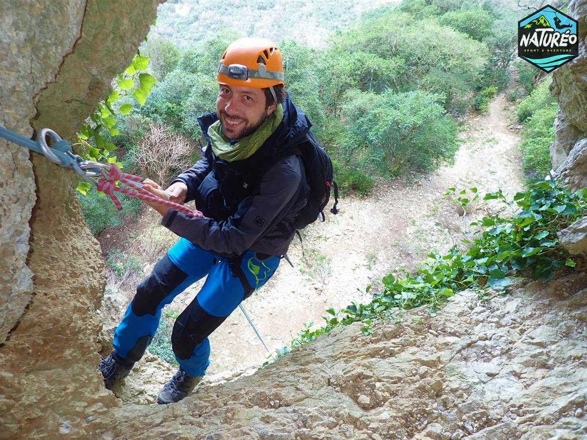 Randonnée rappel en Aveyron près de Millau dans un canyon sec